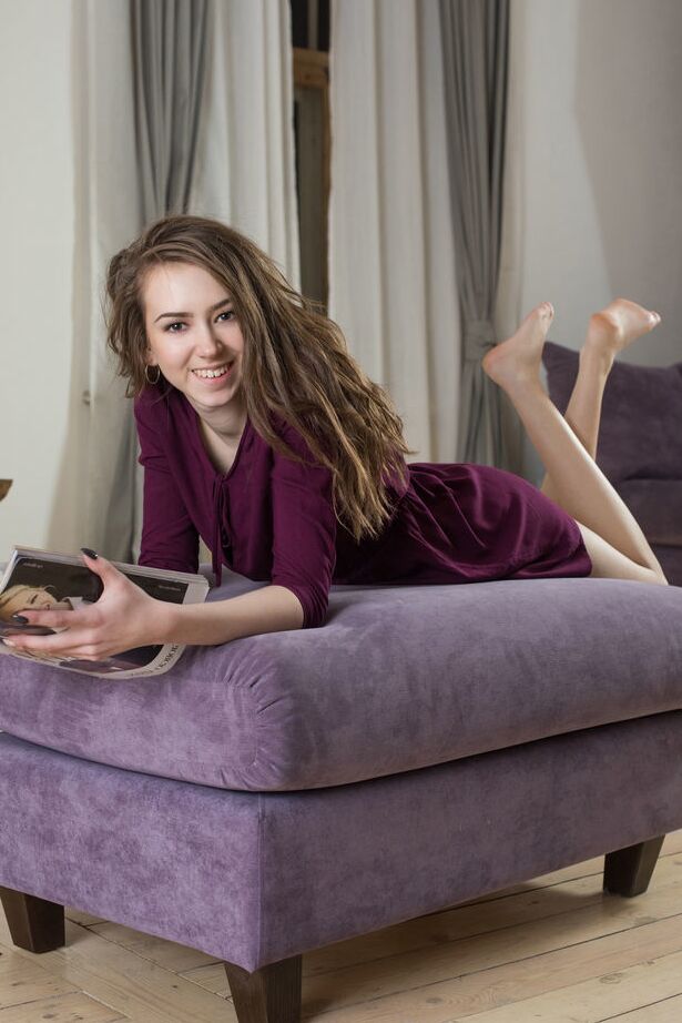 18P La pequeña adolescente de pelo oscuro Madison practicando yoga desnuda y sola en casa