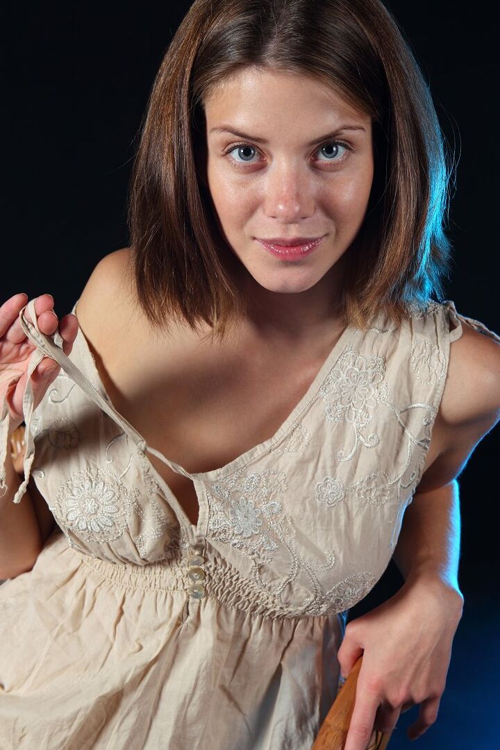 16P La vecina Danica se quita el camisón para modelar desnuda