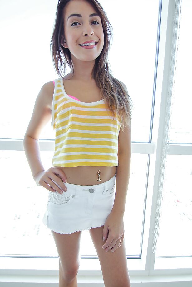 16P Teen Babe mit kleinen Titten Kaylee Haze zeigt sich in ihren Dessous