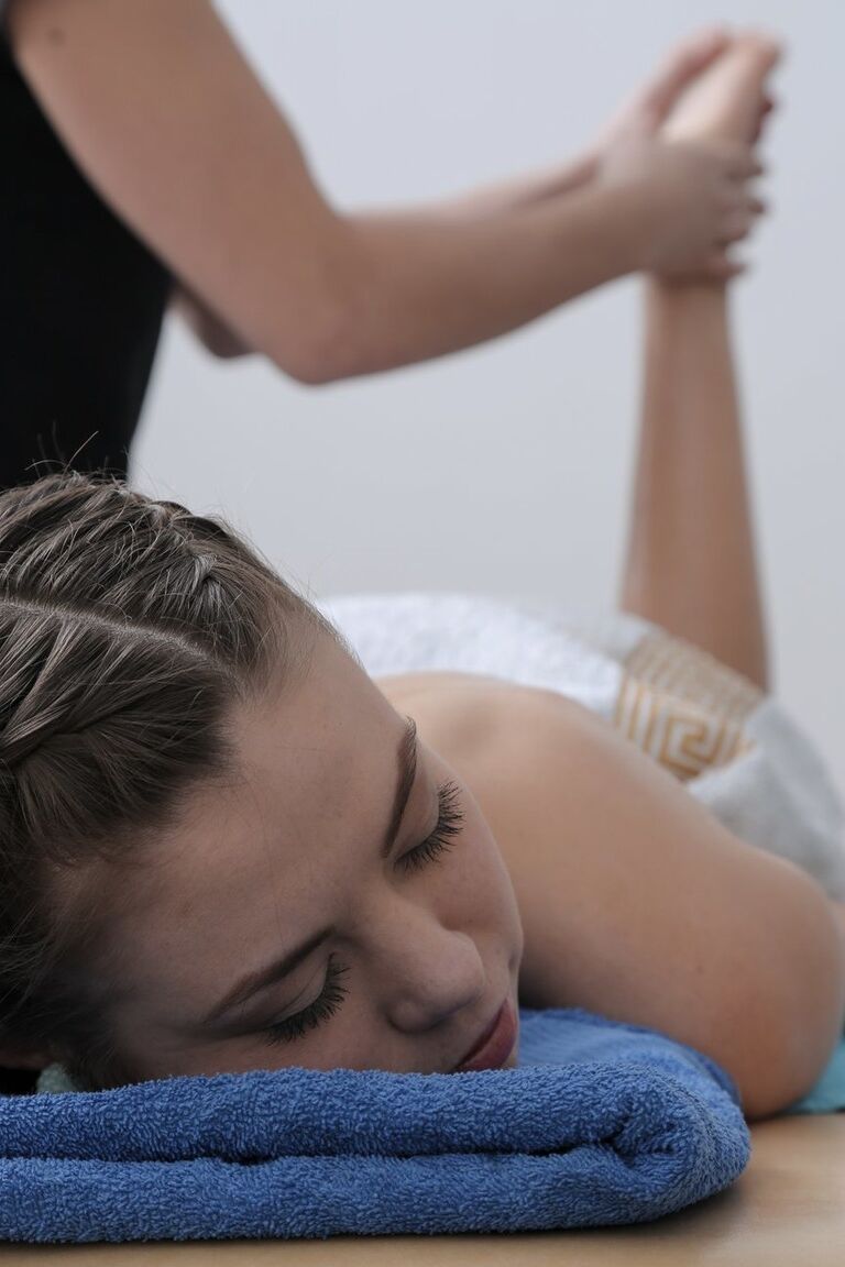 21P A linda adolescente Irina C leva uma surra intensa durante uma massagem sensual