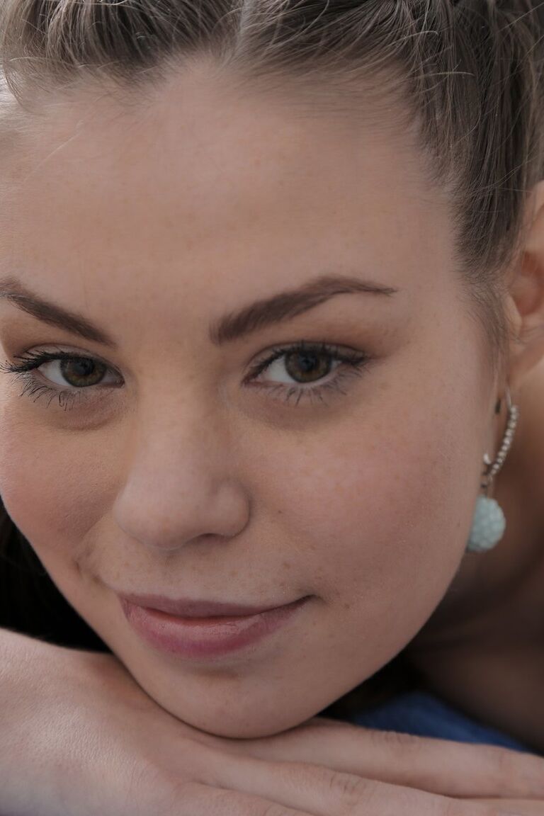 21P A linda adolescente Irina C leva uma surra intensa durante uma massagem sensual