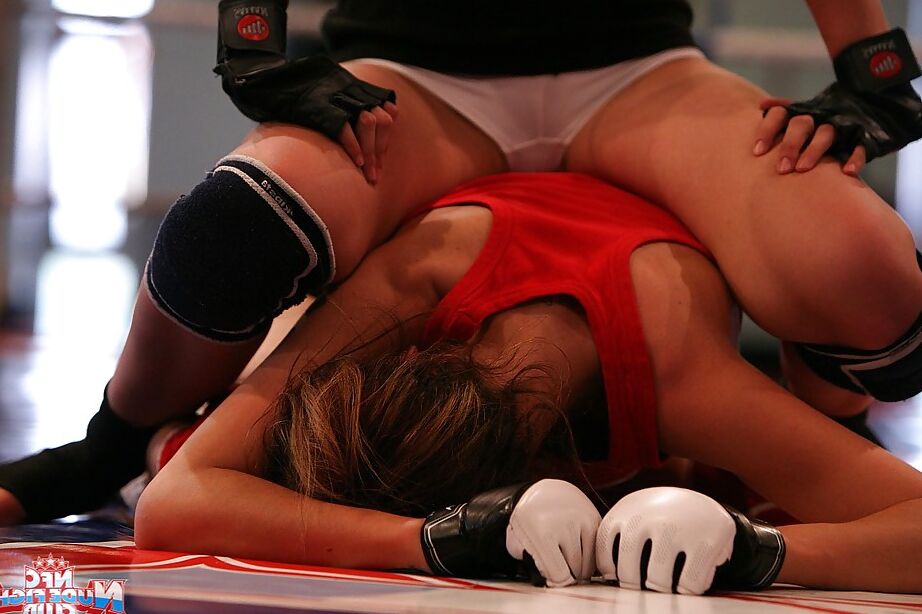16P Garotas lésbicas esportivas se divertem em brigas sem nudez no ringue
