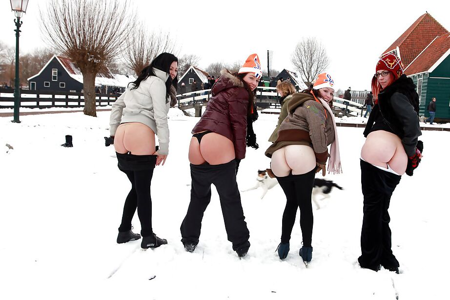 12P Lindas garotas adolescentes expondo seus peitos e bundas gostosas ao ar livre
