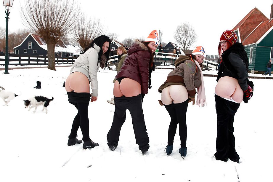 12P Lindas garotas adolescentes expondo seus peitos e bundas gostosas ao ar livre
