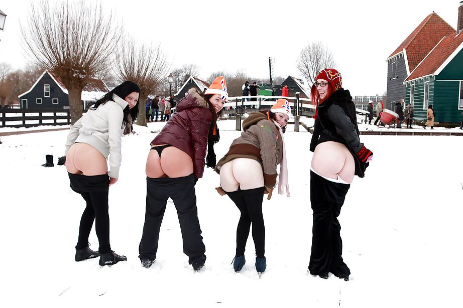 12P Lindas garotas adolescentes expondo seus peitos e bundas gostosas ao ar livre