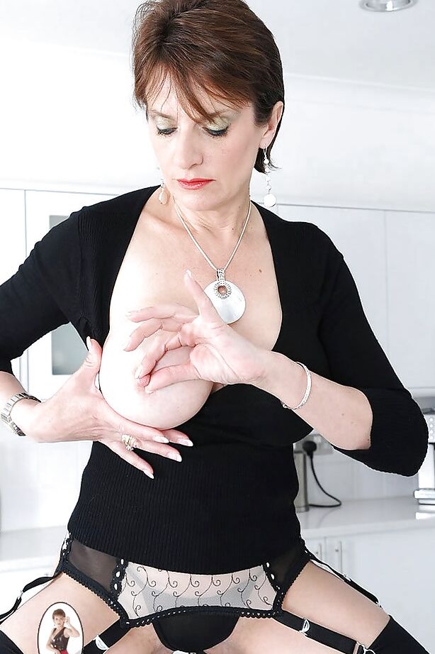 15P Senhora madura voluptuosa exibindo sua bunda pequena e peitos grandes
