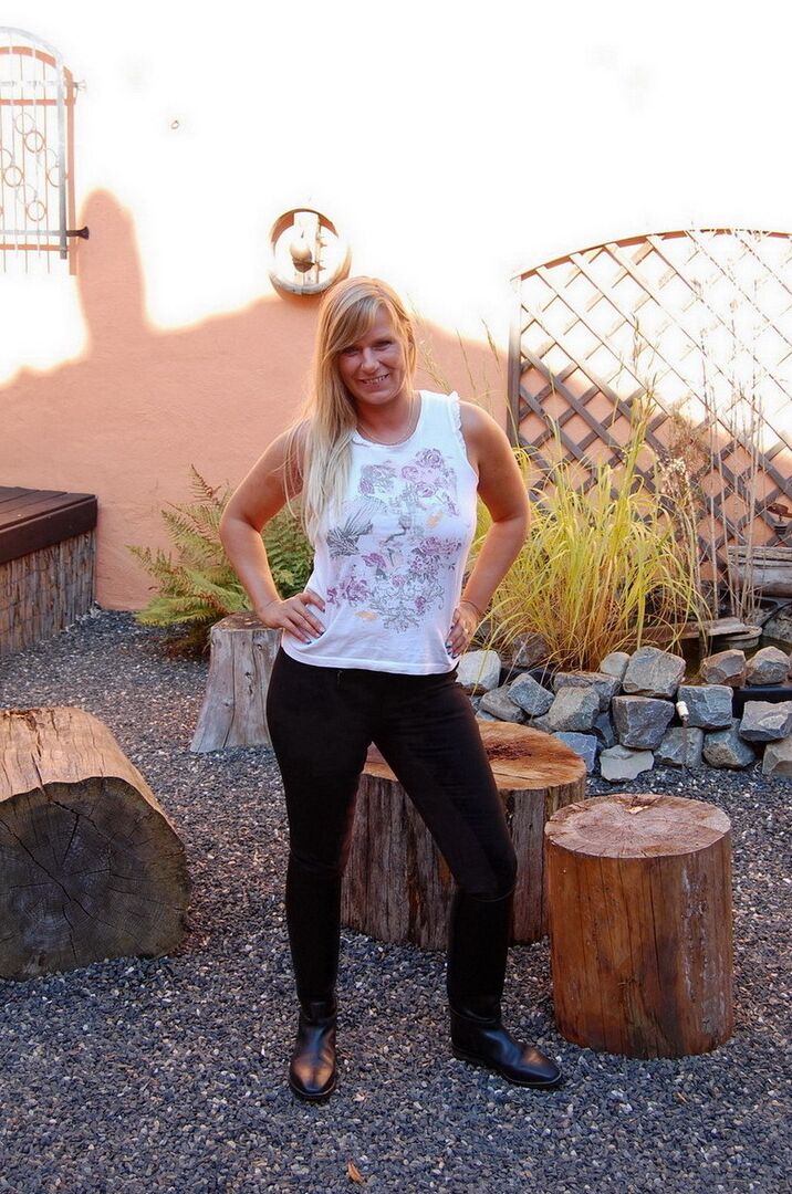 Die 16P-Blondine Sweet Susi entblößt ihre kleinen Titten, bevor sie ihre Hose herunterzieht