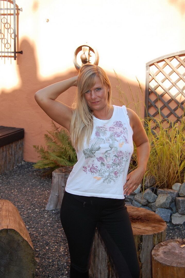Die 16P-Blondine Sweet Susi entblößt ihre kleinen Titten, bevor sie ihre Hose herunterzieht