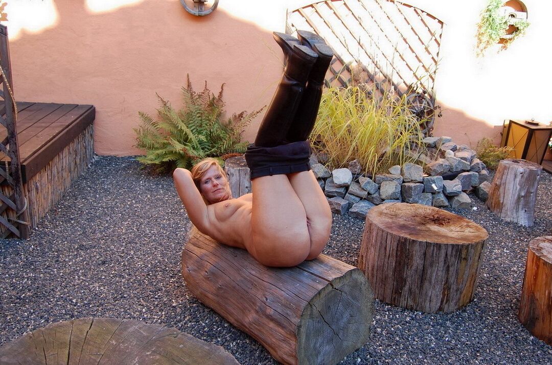 Die 16P-Blondine Sweet Susi entblößt ihre kleinen Titten, bevor sie ihre Hose herunterzieht