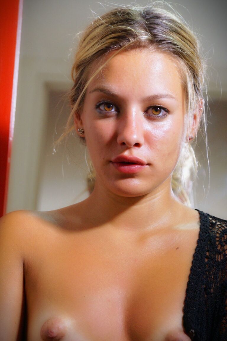 21P Adolescente sexy com linhas bronzeadas Candice exibe sua bunda antes de brincar com sua vulva