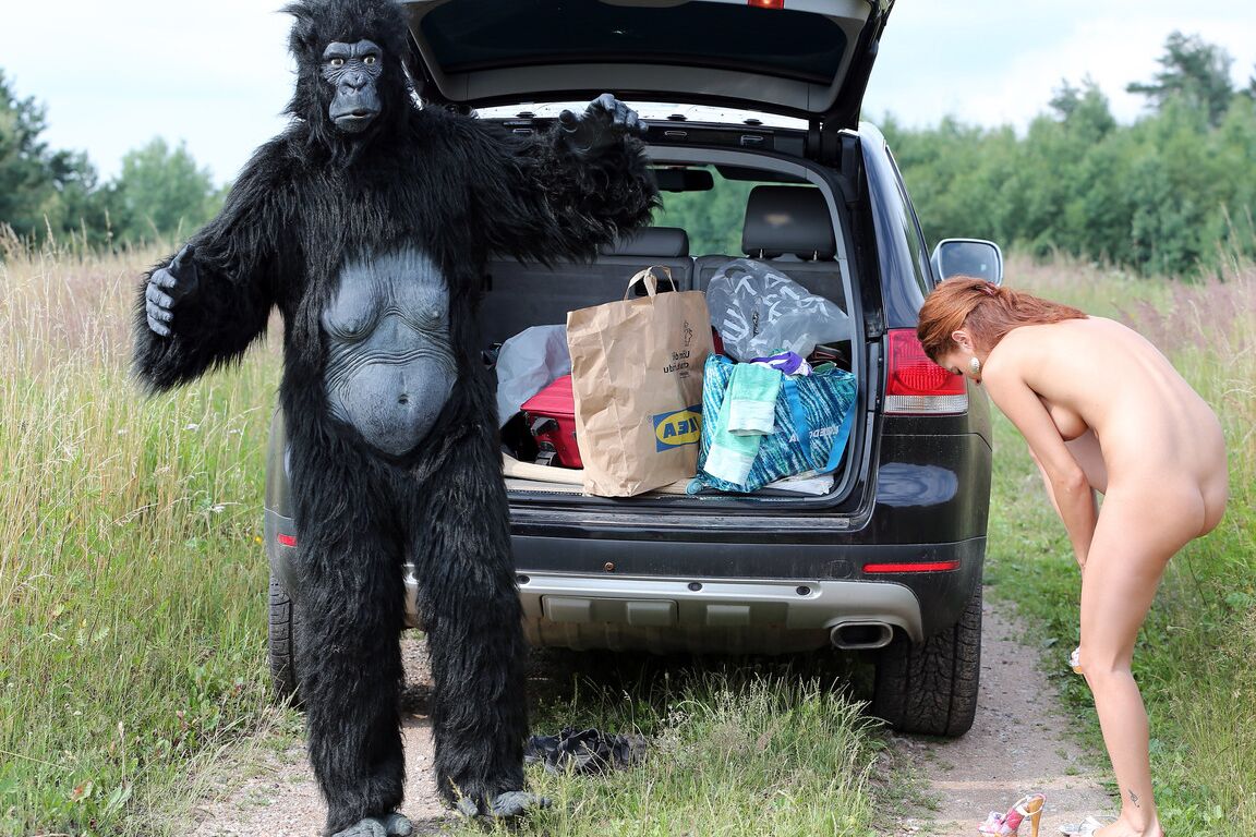 21P La linda jovencita Becca posa desnuda al aire libre con un chico disfrazado de gorila