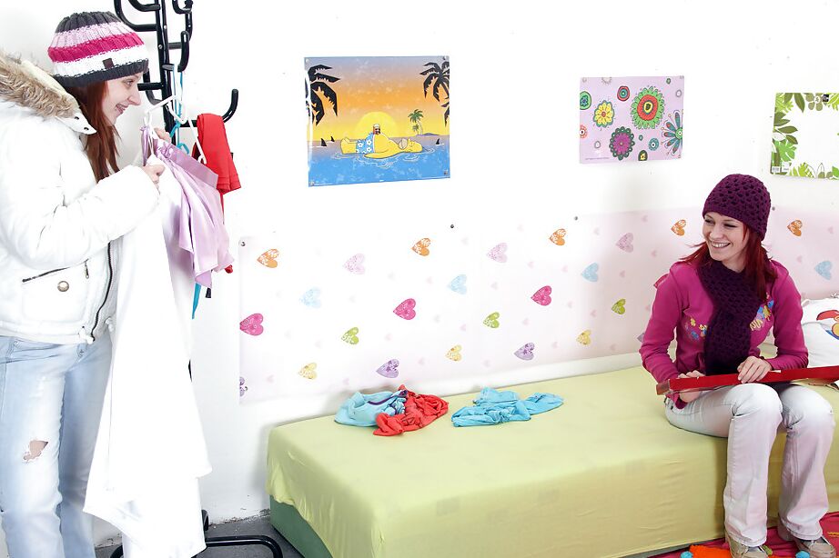 12P Lusty adolescentes safadas se despindo e fazendo alguma ação lésbica quente