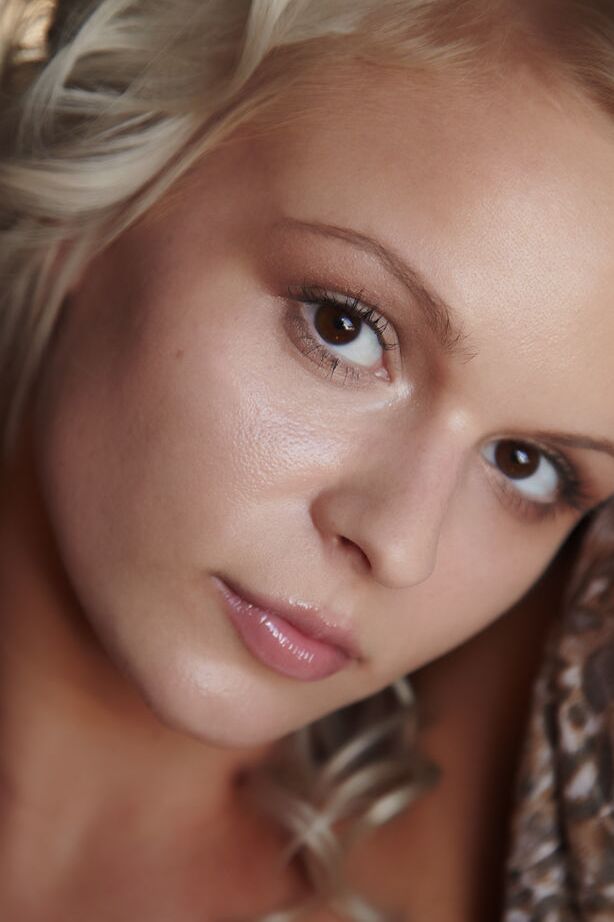 18P La joven rubia Gia C muestra su coño sexy durante primeros planos desnuda en su cama