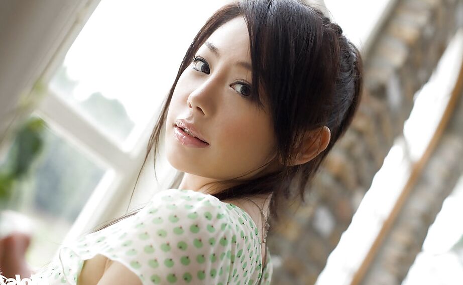 16P かわいいアジアのティーン美女タカミ・ホウがドレスを脱ぐ