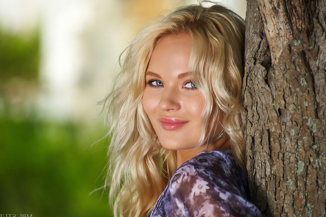 12P Hermosa rubia se quita el vestido para exponer las líneas de bronceado debajo de un árbol