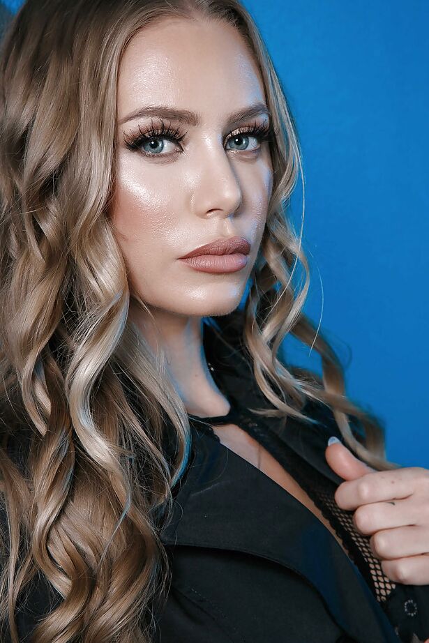 16P La star blonde du porno Nicole Aniston exhibe son gros cul en bas et en talons.