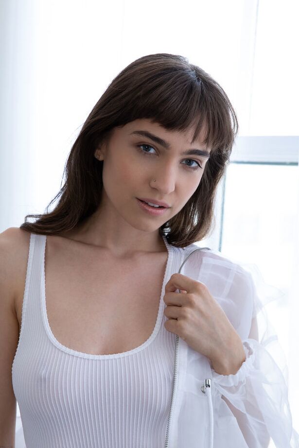 18P La joven morena Ivy Rose exhibe su cuerpo desnudo sola