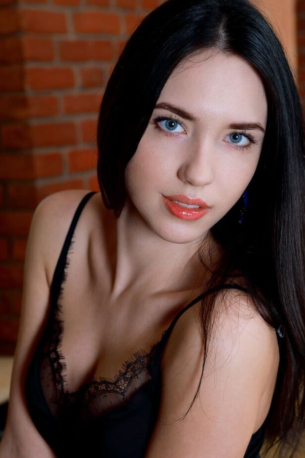 18P La jeune brune Velana libère son beau corps de son slip noir et de ses escarpins bleus.