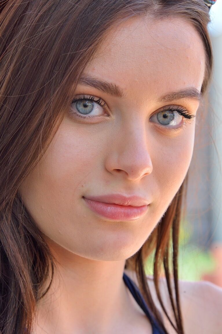 20P La aturdidora morena Lana Rhoades revelando su fantástico cuerpo natural en público