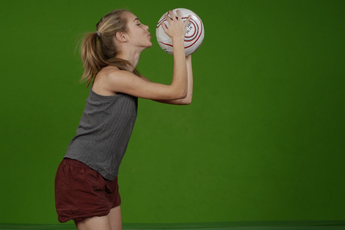 16P La pequeña Kelly expone un pecho mientras sostiene un balón de fútbol