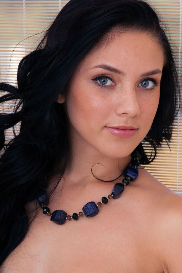 18P langbeiniges Babe mit schönem Arsch spreizt die glatte Teenie-Fotze für Glamour-Bilder