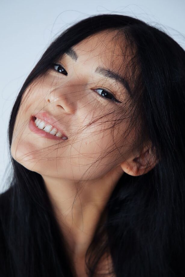 16P A jovem asiática Kimiko exibe sua buceta sem pelos enquanto está nua na cama
