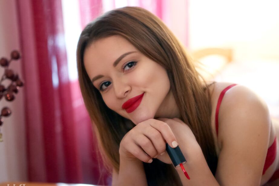 16P Sweet teen Marcy Cat dons red lips before getting butt naked on a bed