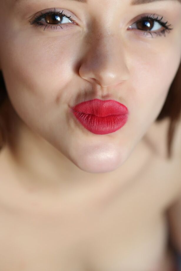 16P Sweet teen Marcy Cat dons red lips before getting butt naked on a bed