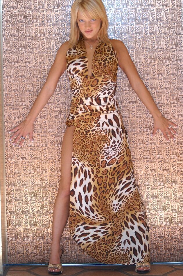21P A bela Gigi de olhos azuis tira o vestido e brinca com suas curvas em um solo