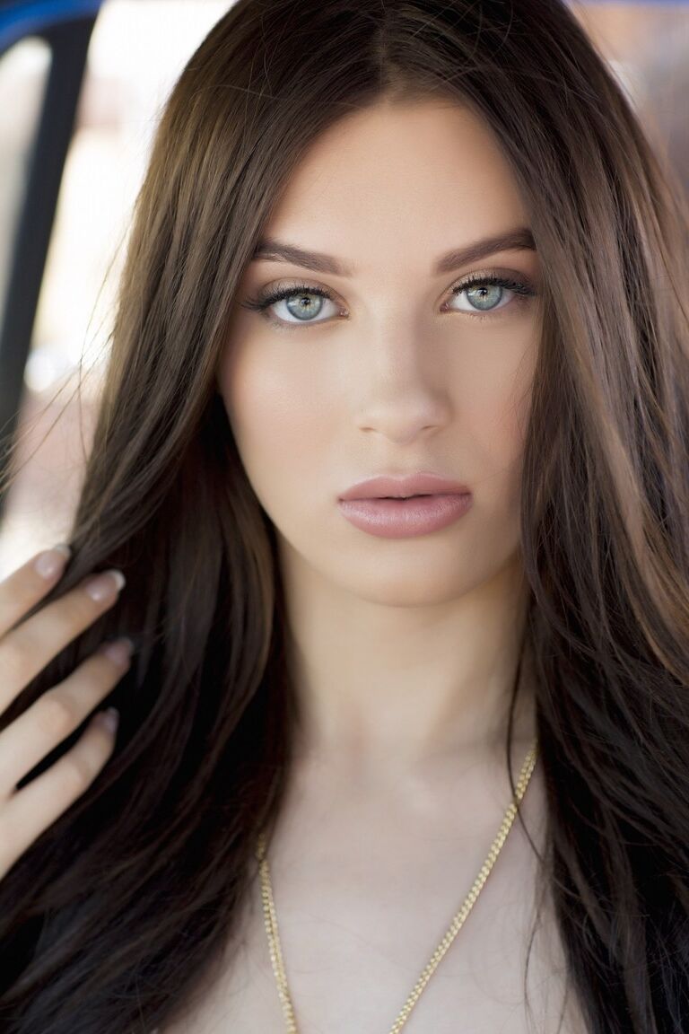 17P La americana Lana Rhoades muestra sus grandes tetas naturales y su chocho al aire libre