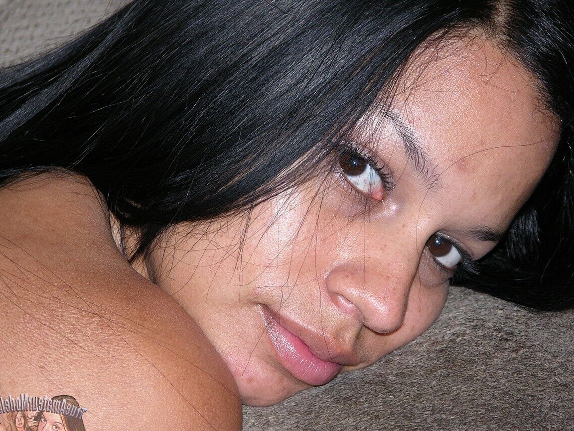 16P Angel J, amateur aux cheveux noirs, montre ses tétons percés tout en se mettant à poil.