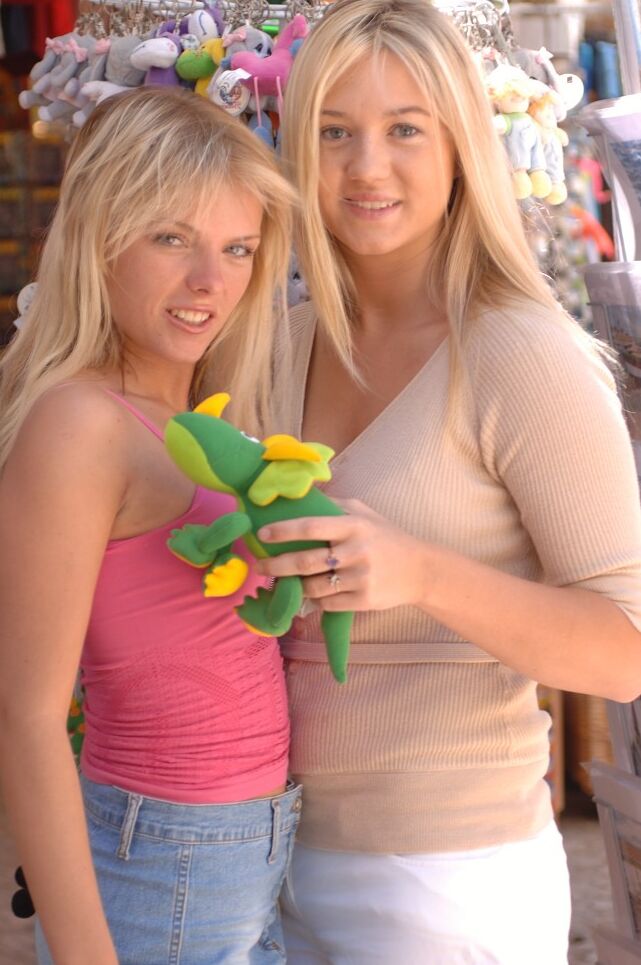 20P La dulce amateur Kata y su flaca amiga muestran sus tetas y sus chochos calientes