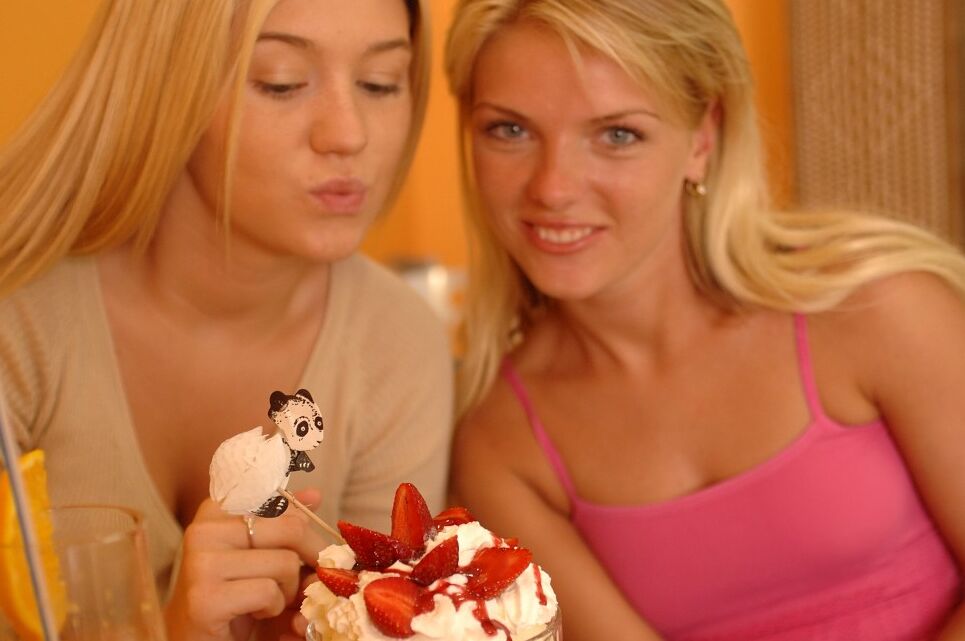 20P La dulce amateur Kata y su flaca amiga muestran sus tetas y sus chochos calientes