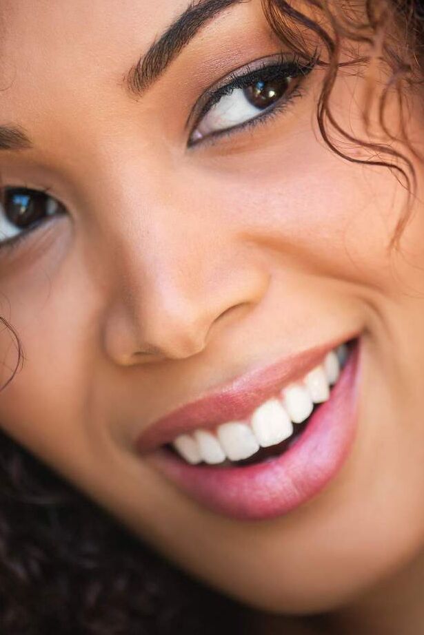 12P La hermosa mujer negra Serena Ali separa sus labios vaginales con sus dedos