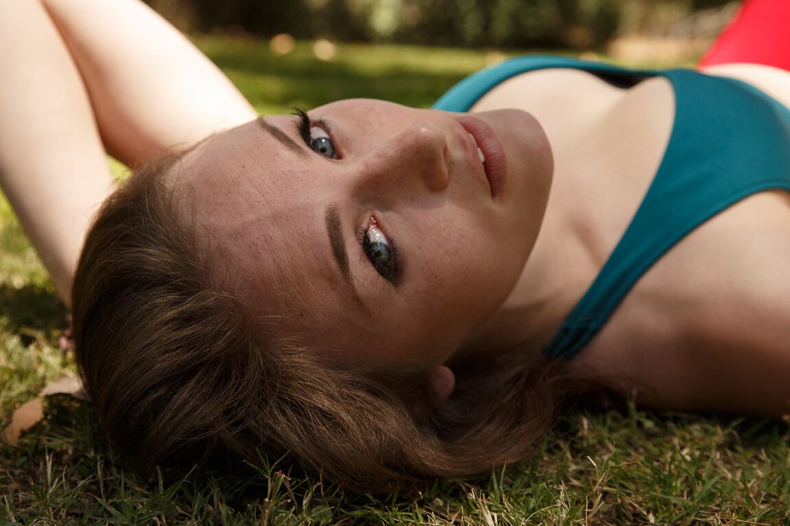 12P Diana Mackie, une adolescente vêtue, travaille ses mouvements de yoga avec des leggings rouges.