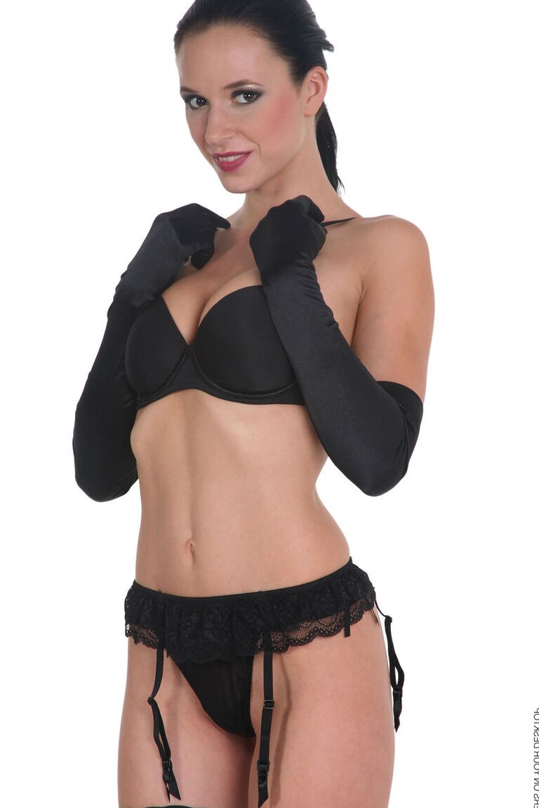 15P A morena sexy Gwen mostra os peitos e a bunda com longas luvas de veludo preto
