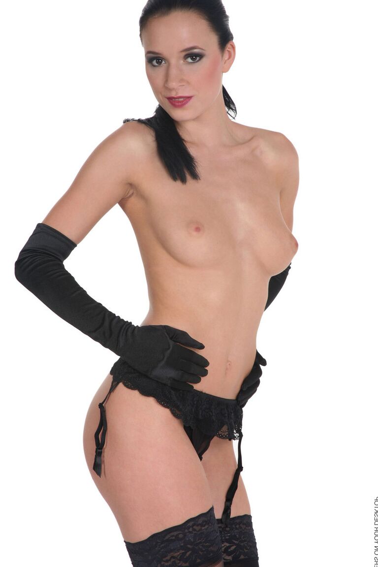 15P A morena sexy Gwen mostra os peitos e a bunda com longas luvas de veludo preto