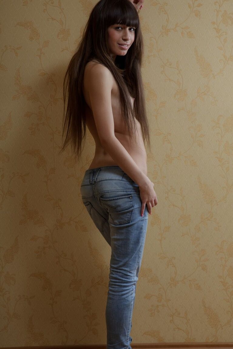 21P La ardiente adolescente Lucy revela su cuerpo extremadamente delgado y su inocente coño