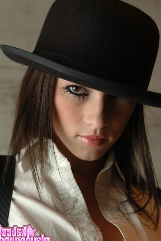 12P Die heiße Teenagerin Kate macht bei einem SFW-Shooting tolle Solo-Posen in Strapsen