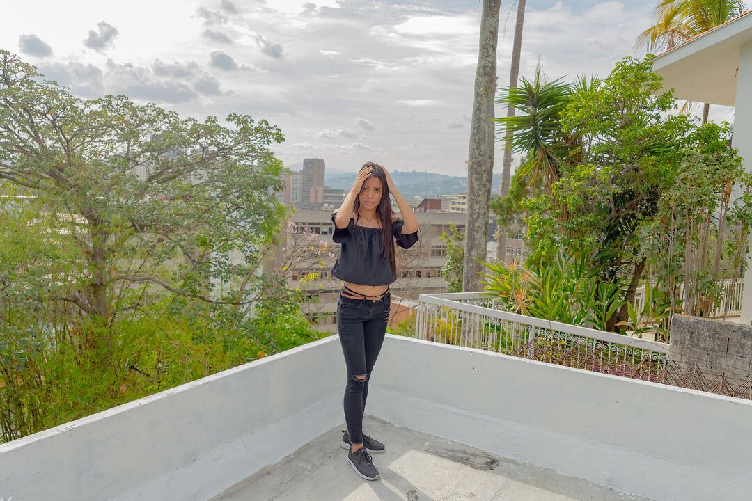 16P Slim solo girl Karin Torres tira a roupa e se masturba em um lugar público