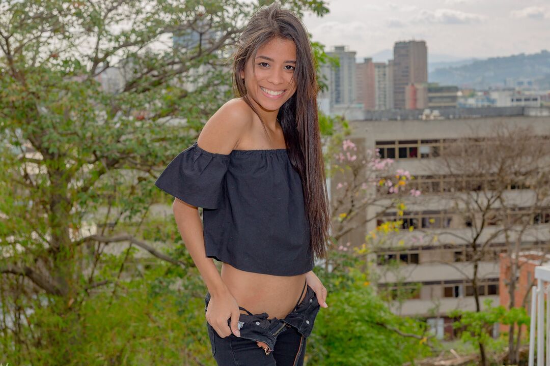 16P Slim solo girl Karin Torres tira a roupa e se masturba em um lugar público