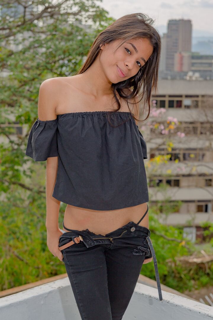 16P Slim solo girl Karin Torres tira a roupa e se masturba em um lugar público
