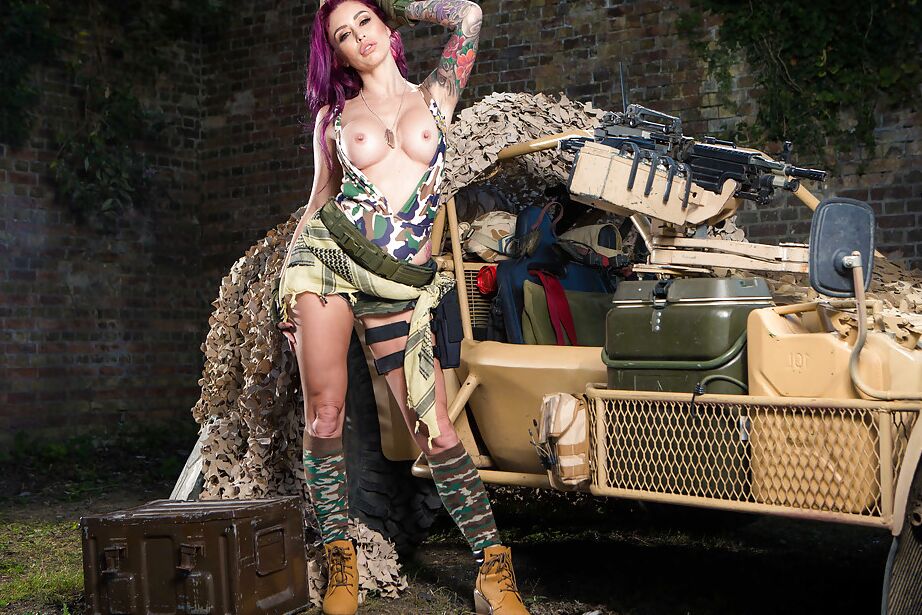 16P MILF-Pornostar Monique Alexander zieht Militärkleidung aus