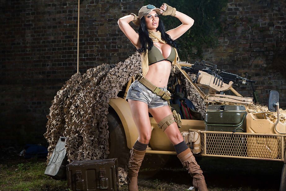 Die 16-jährige europäische MILF Jasmine Jae befreit ihre runden Titten und ihren sexy Arsch aus ihrer Kleidung