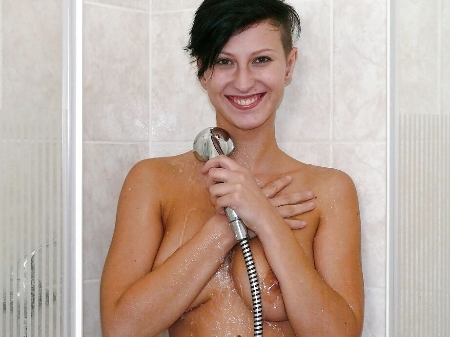 16P Kurzhaarige Teenagerin Nicoletta H macht große natürliche Titten in der Dusche nass