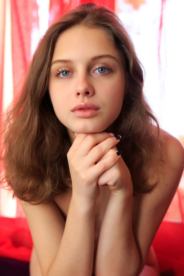 18P Cutie beauty Clarice posa naturalmente abriendo desnuda sus piernas totalmente naturales