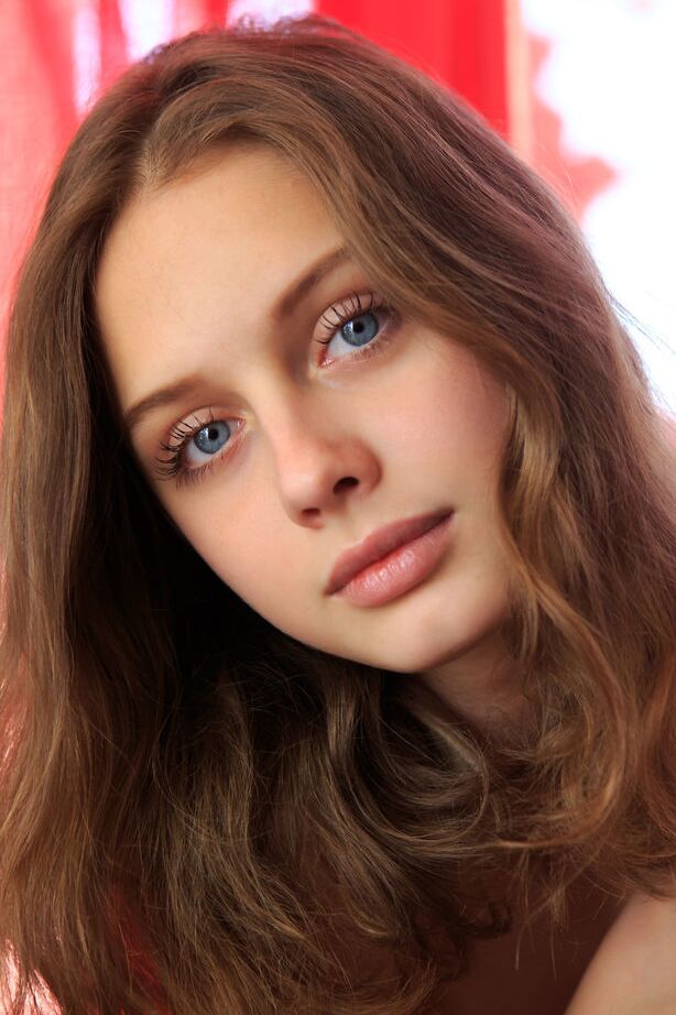 18P Cutie beauty Clarice posa naturalmente abriendo desnuda sus piernas totalmente naturales