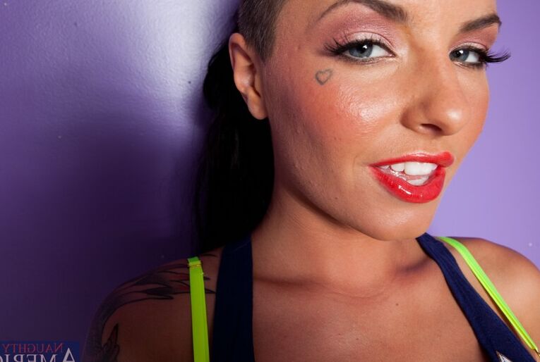 16P Christy Mack, une jeune tatouée aux gros seins, se déshabille.