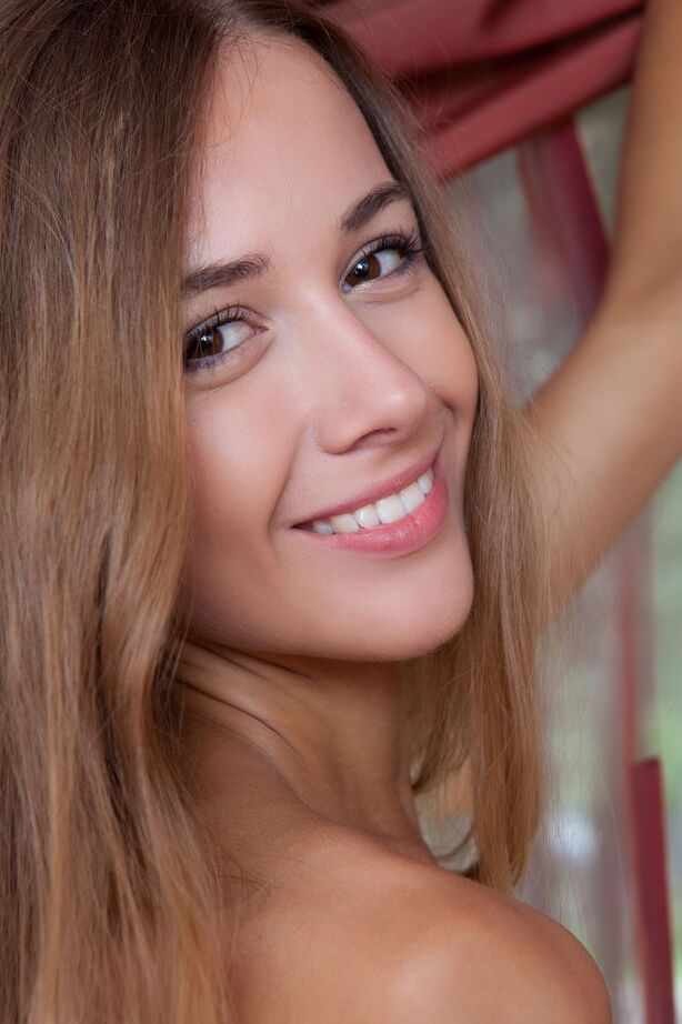 16P La fille maigre Lina Diamond passe l'après-midi assise nue à la fenêtre