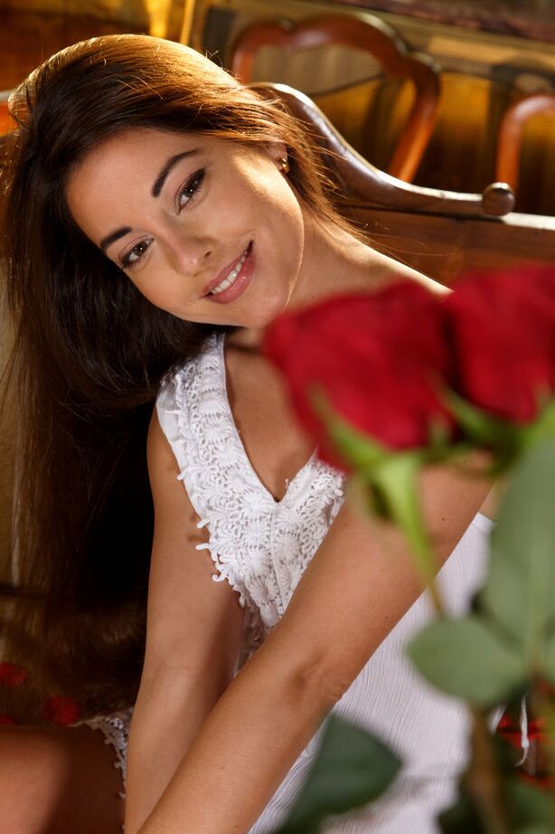 18P A linda adolescente Lorena B cheira uma rosa antes de expor seu corpo quente